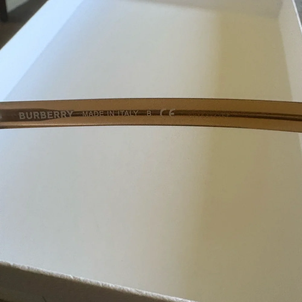 Burberry round frame